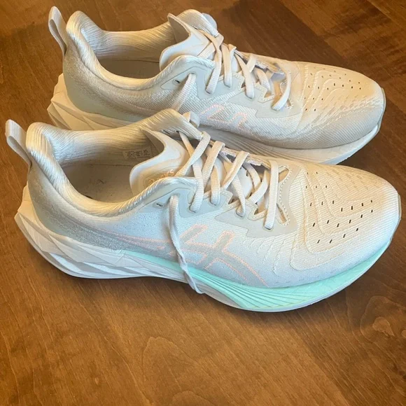 ASICS Women's novablast 4 off white shoes - Picture 1 of 10